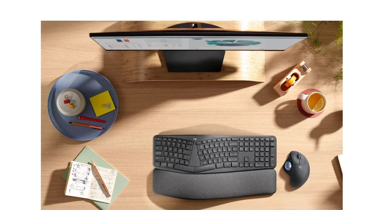 Juiste ergonomie op de werkplek. Ergonomisch toetsenbord en ergonomische muis.