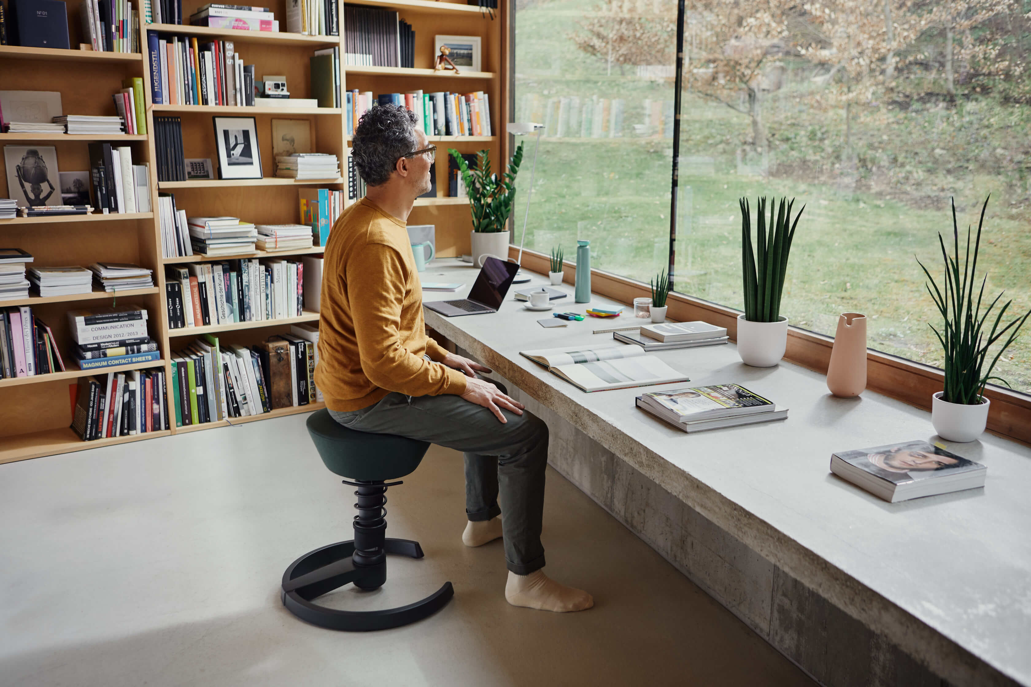 Le tabouret de bureau Aeris Swopper permet une assise dynamique ergonomique au bureau et à domicile.