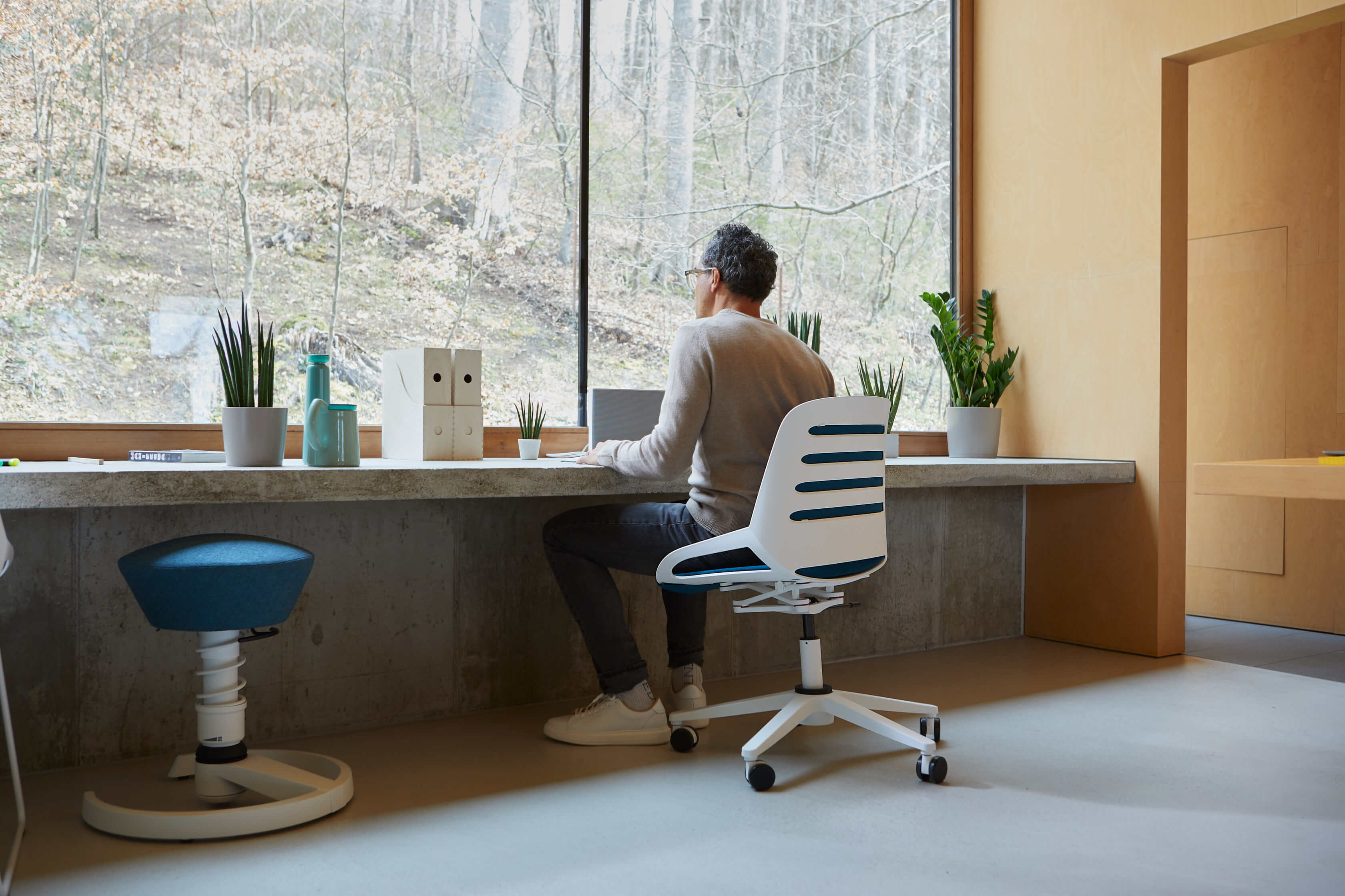 Der Bürostuhl Aeris Numo Task macht leichte Bewegungen in alle Richtungen möglich.