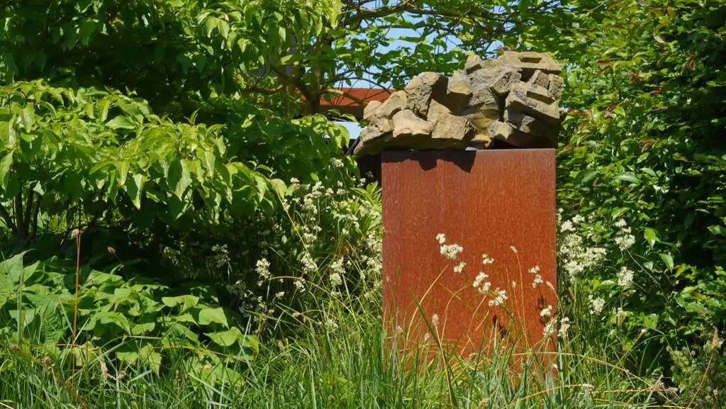 Cortenstahl Sockel als Garten Dekoration