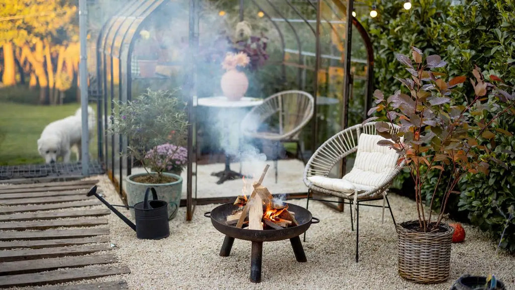 Feuerstelle in einem modernen Garten