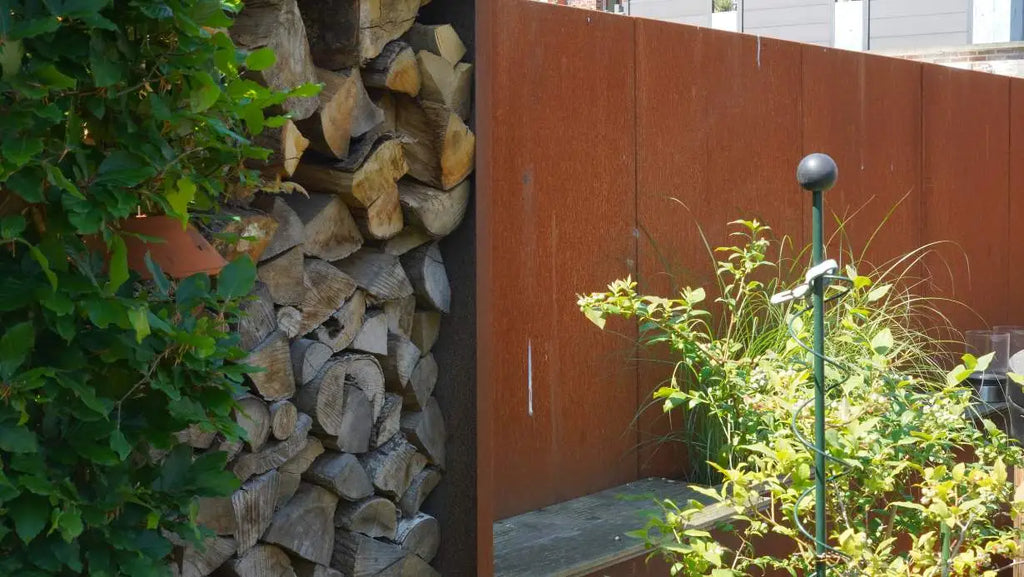 Sichtschutz zum Nachbarn aus Cortenstahl mit einem Holzlager als Sichtschutz aus Cortenstahl