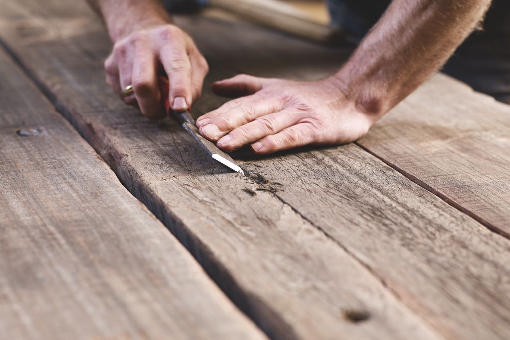 Aufarbeitung eines alten Tisches von Hand