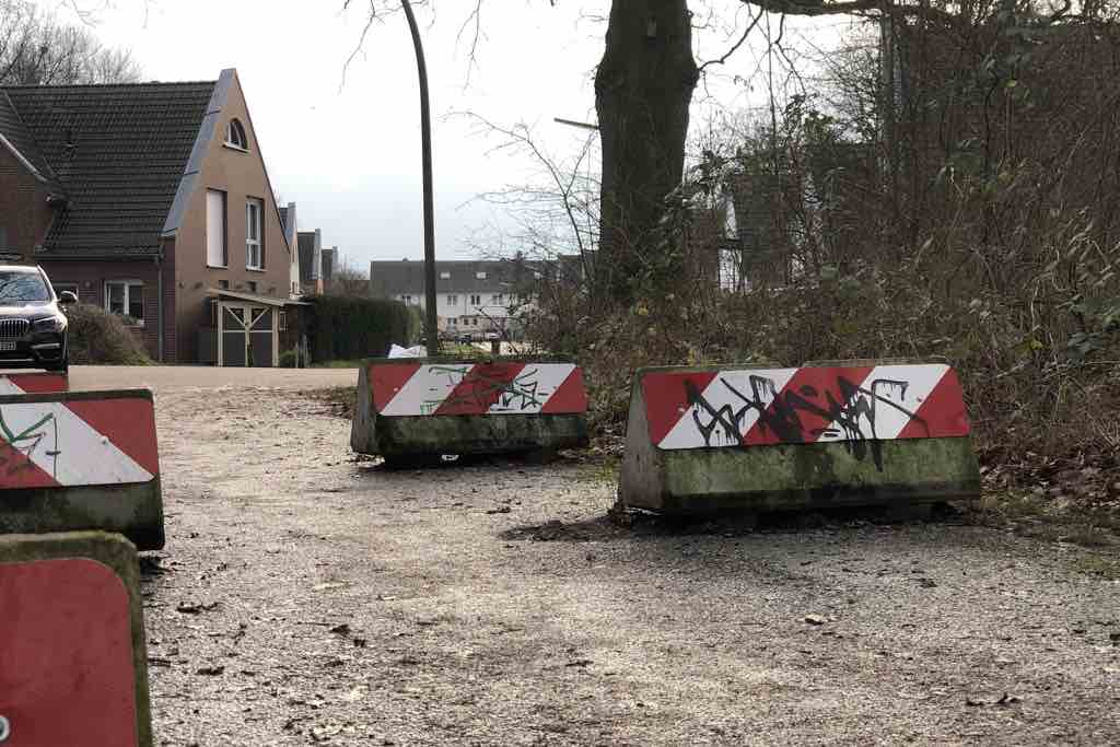 Betonschweine als Durchfahrbeschränkung vor einem Wohngebiet