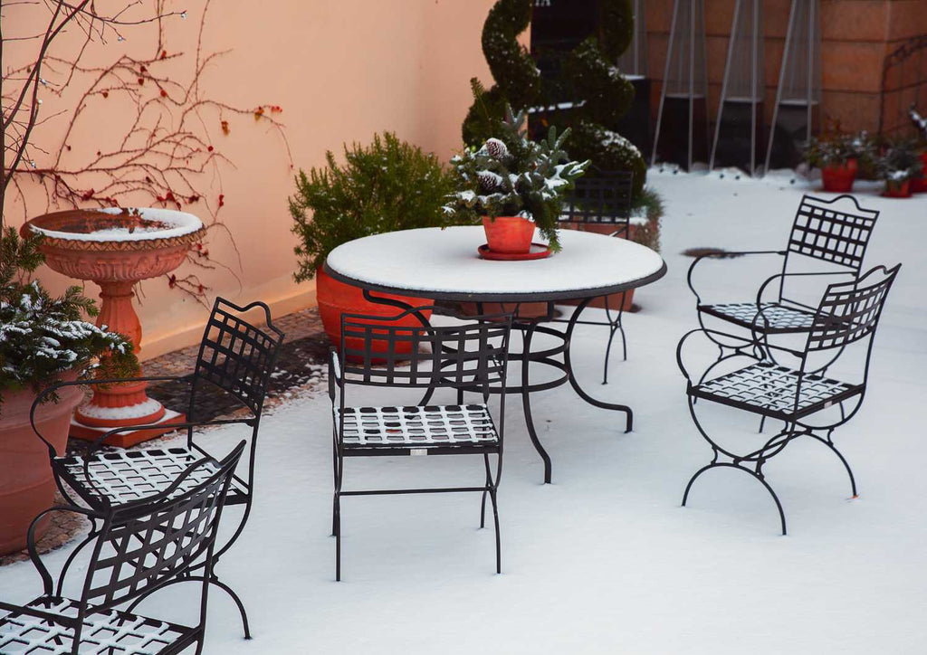 Ein Garten im Winter mit frostsicheren Pflanzkübeln im Hintergrund