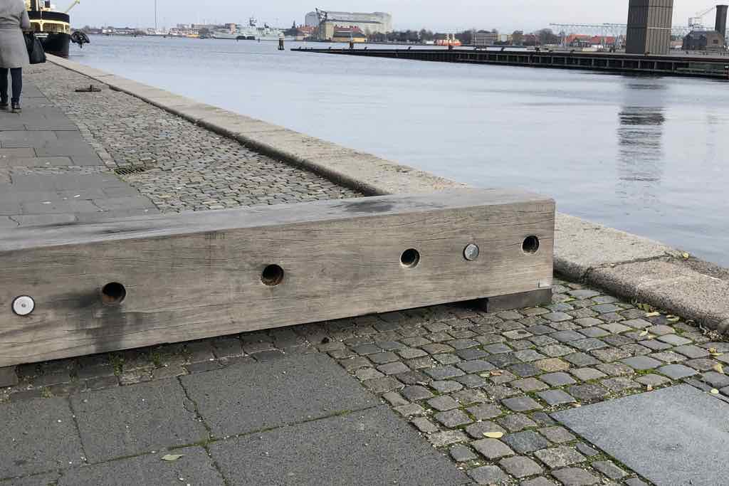 GAMMA Holzquader als Durchfahrsperre am Hafen