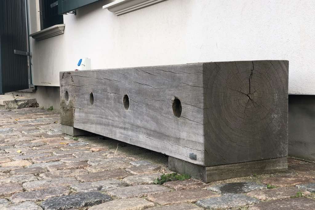 Gamma Sitzquader aus Massivholz als Rammschutz - Alternative zum Rammschutz aus Beton