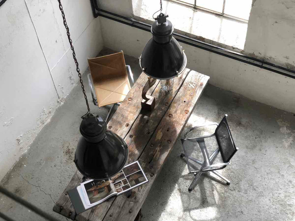 Loft mit großem Tisch im Industrial Style