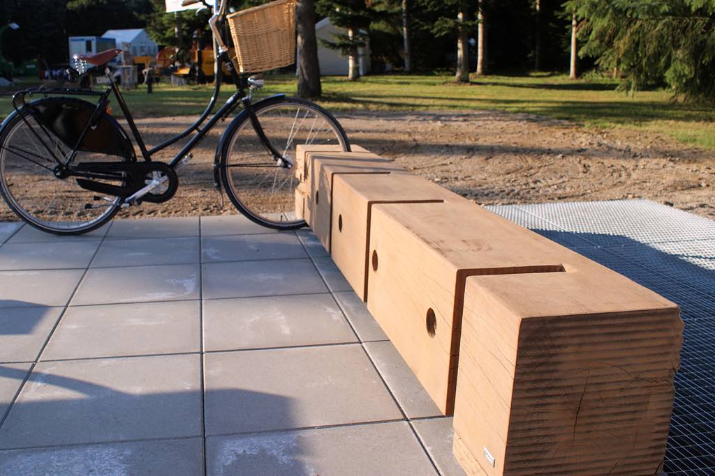 Gamma Holzquader als Fahrradständer mit eingefrästen Nuten