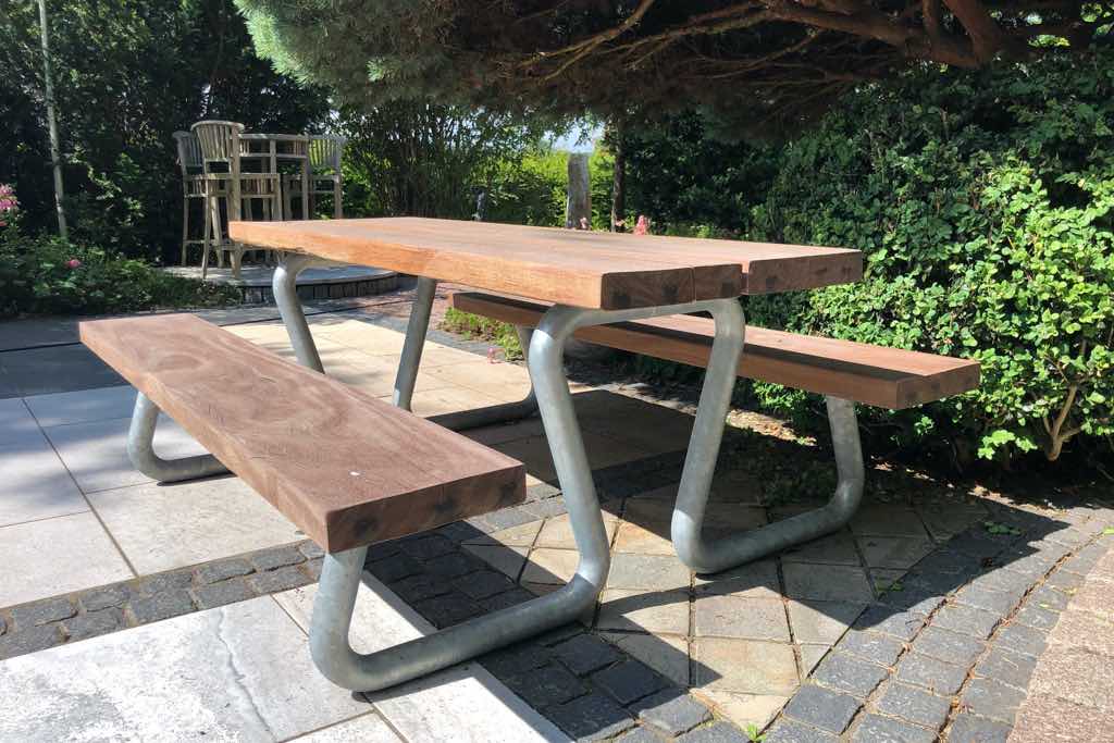 Sitzbank-Tisch-Kombination aus Holz und Metall