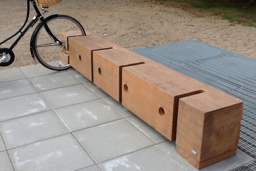 Fahrradständer aus Holz als individuelles Element im Garten