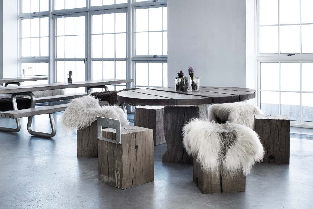 runder Tisch und Sitzblöcke aus Massivholz