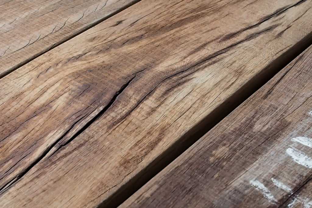 gereinigte Holzoberfläche beim Trocken