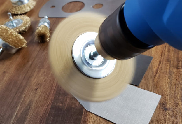 roue de brosse métallique sur un outil rotatif