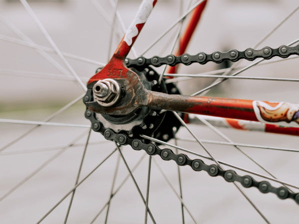 nettoyage de chaîne de vélo rouillée avec une brosse métallique et un outil rotatif