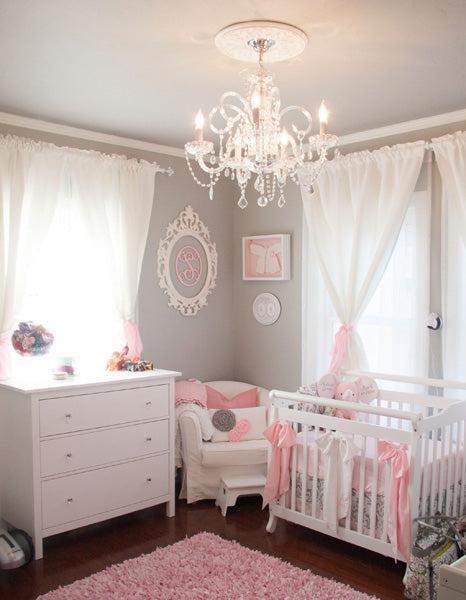 Chambre de bébé décoré avec un lustre