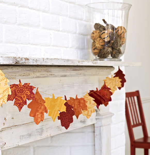 Idée décoration automne guirlande de feuilles sur la cheminée