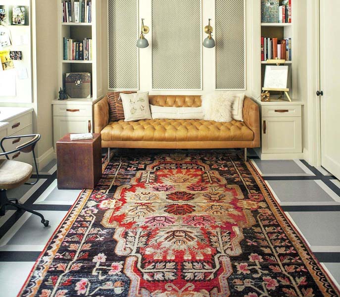 Chambre avec tapis persan avec des couleurs noir rouge et rose
