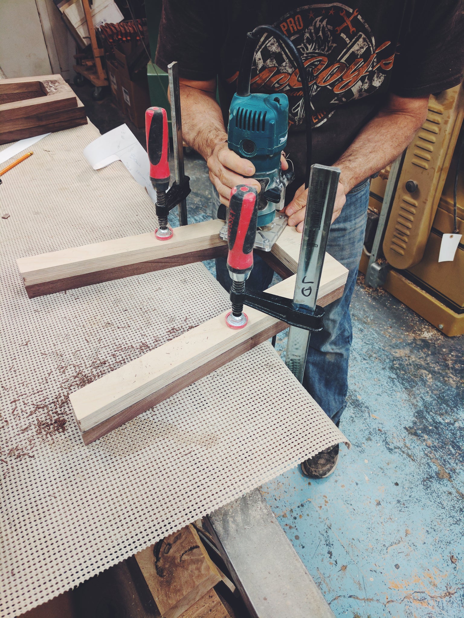 US-COUTUMES-SHOE-RACK-BENCH-CARVING-LEGS-SHAPE