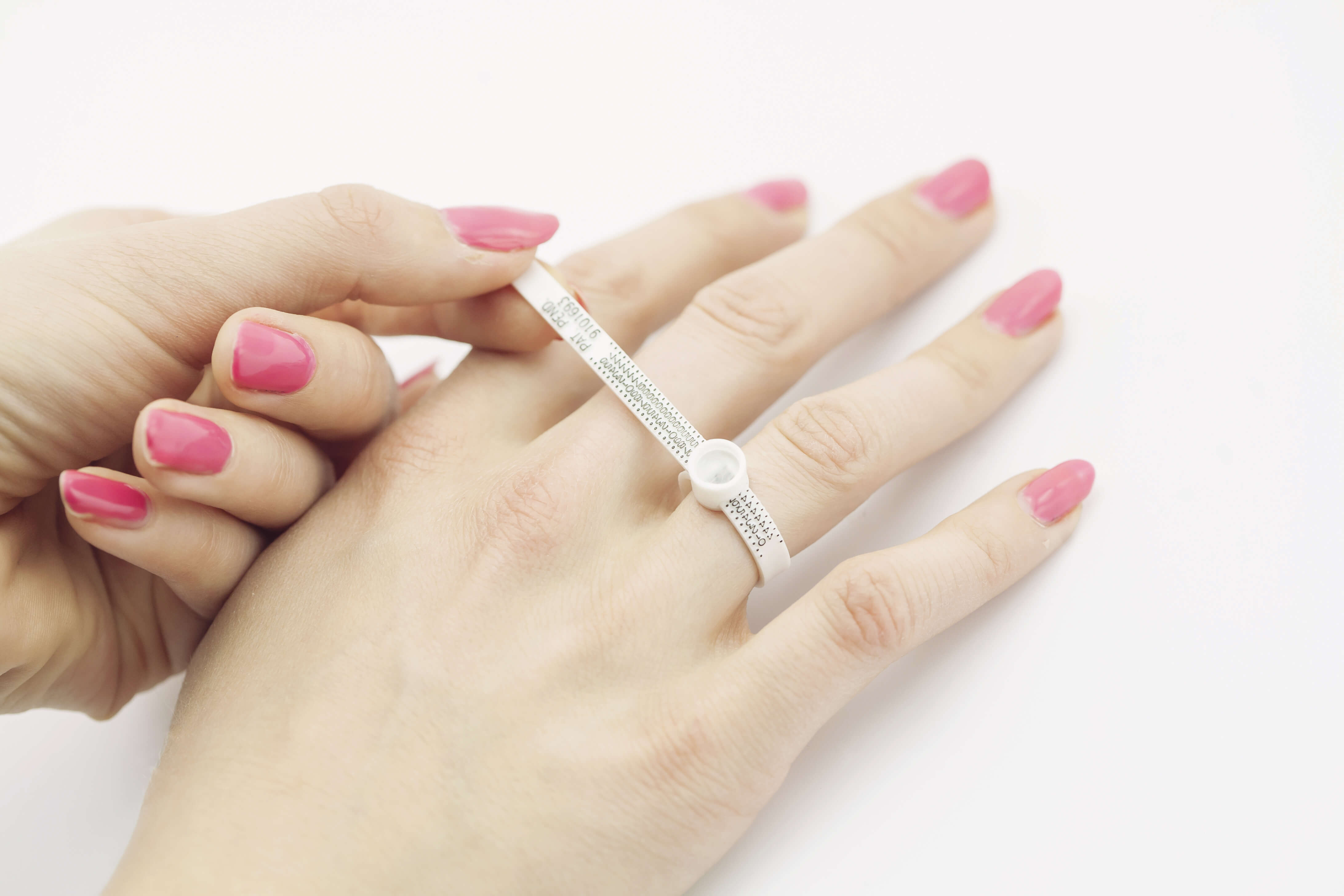Длина кольца 18. Измерение размера кольца. Размер кольца. Измерение размера пальца. Кольцо на пальце.