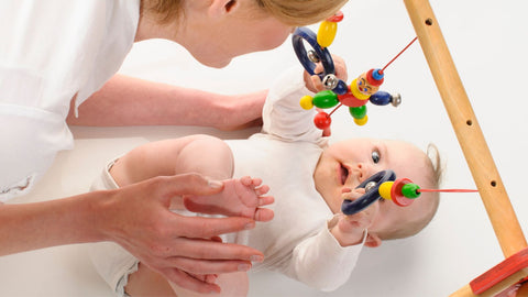 à partir de quand mettre bébé sur un tapis d'éveil