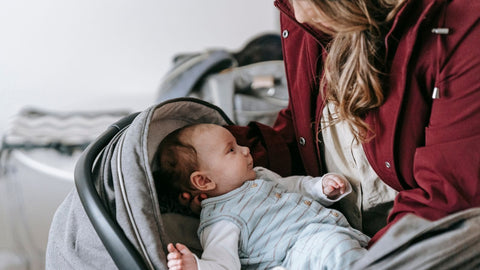 à quel âge peut-on mettre un bébé dans une poussette