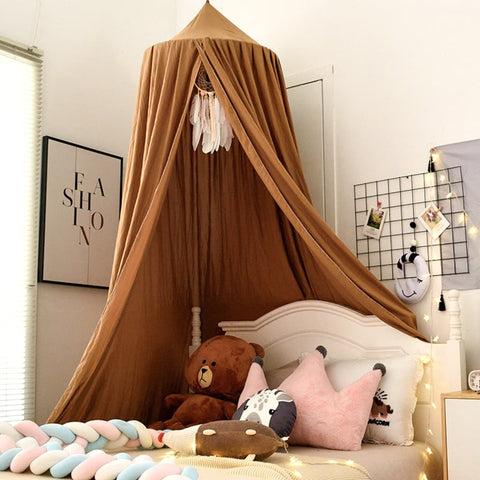 décoration chambre bébé ciel de lit caramel