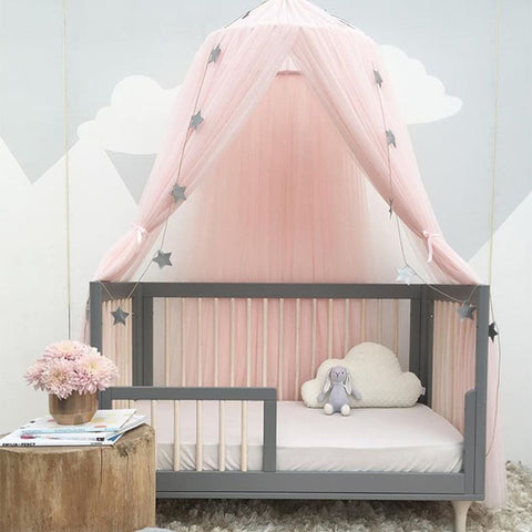décoration chambre bébé ciel de lit rose pastel