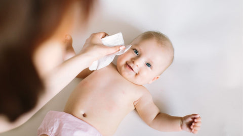 nettoyer les yeux d'un bébé