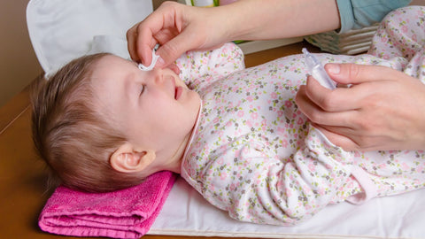 nettoyer les yeux de bebe au serum