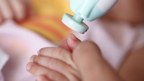 Quand couper les ongles de bébé et comment faire ?