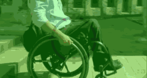 hombre en silla de ruedas