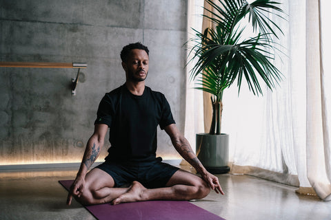 Homme en pleine séance de yoga