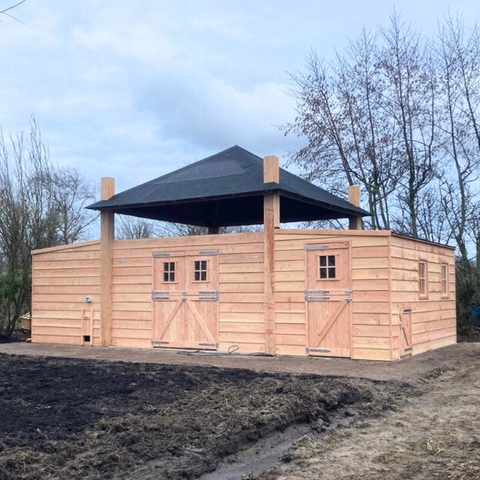 Hooiberg kippenhok met ook ruimte voor geiten en een schuur om te klussen