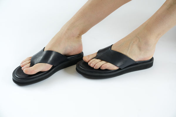 Black leather thong sandal