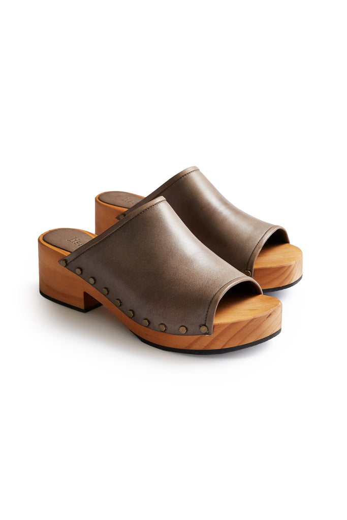 high heel leather clogs in acorn | lisa b.