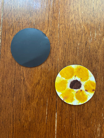 Upcycled round magnet with watercolor flower