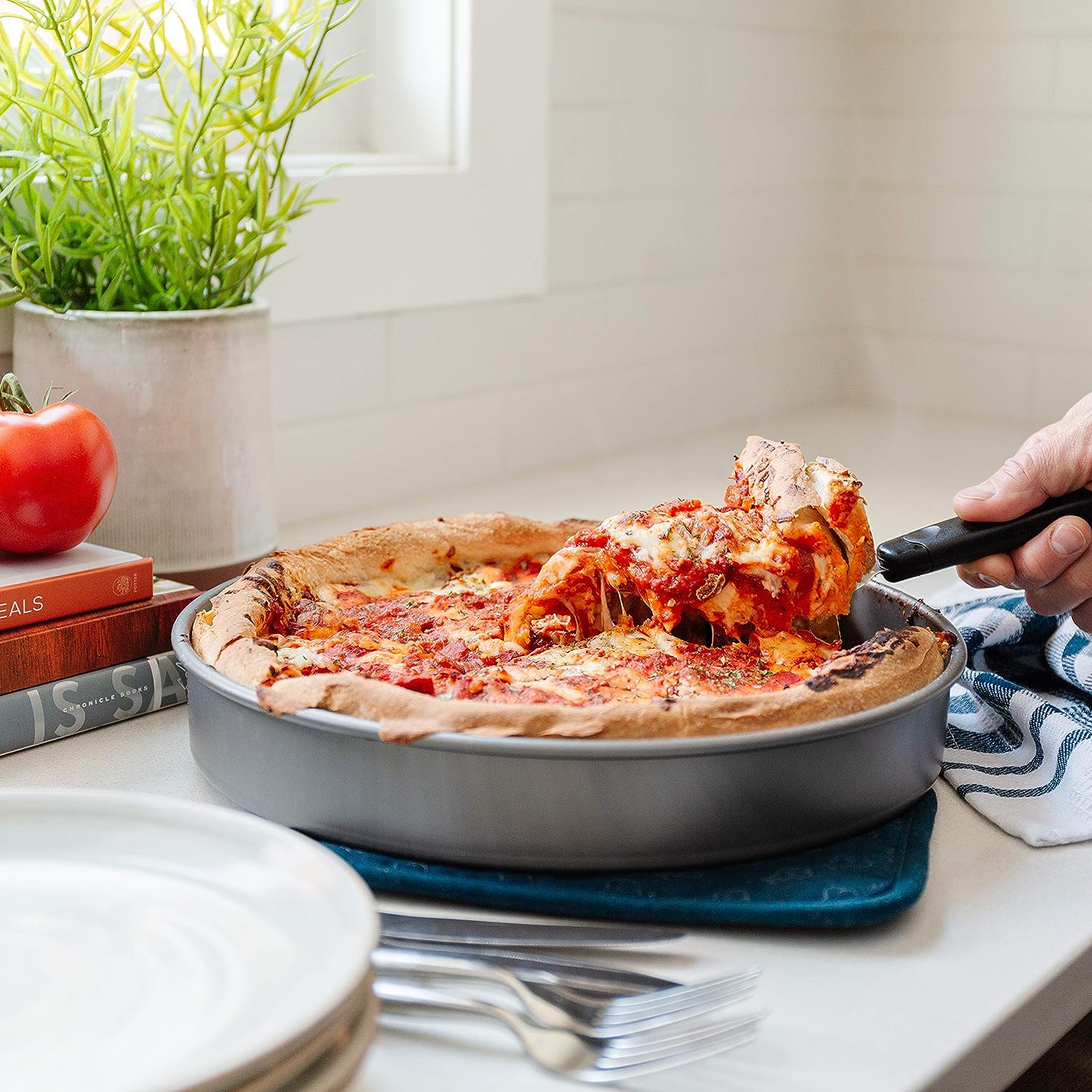 Chef Pomodoro Detroit Style Pizza Pan, 14 x 10-Inch / (35.5 x 25 cm), Hard  Anodized Aluminum, Pre-Seasoned Bakeware Kitchenware : : Home &  Kitchen