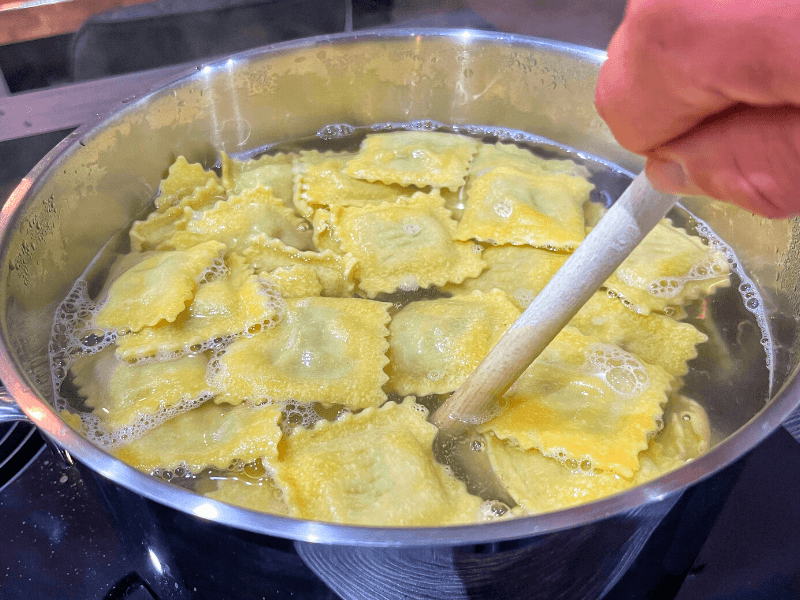 Gefüllte Nudeln kochen im Topf