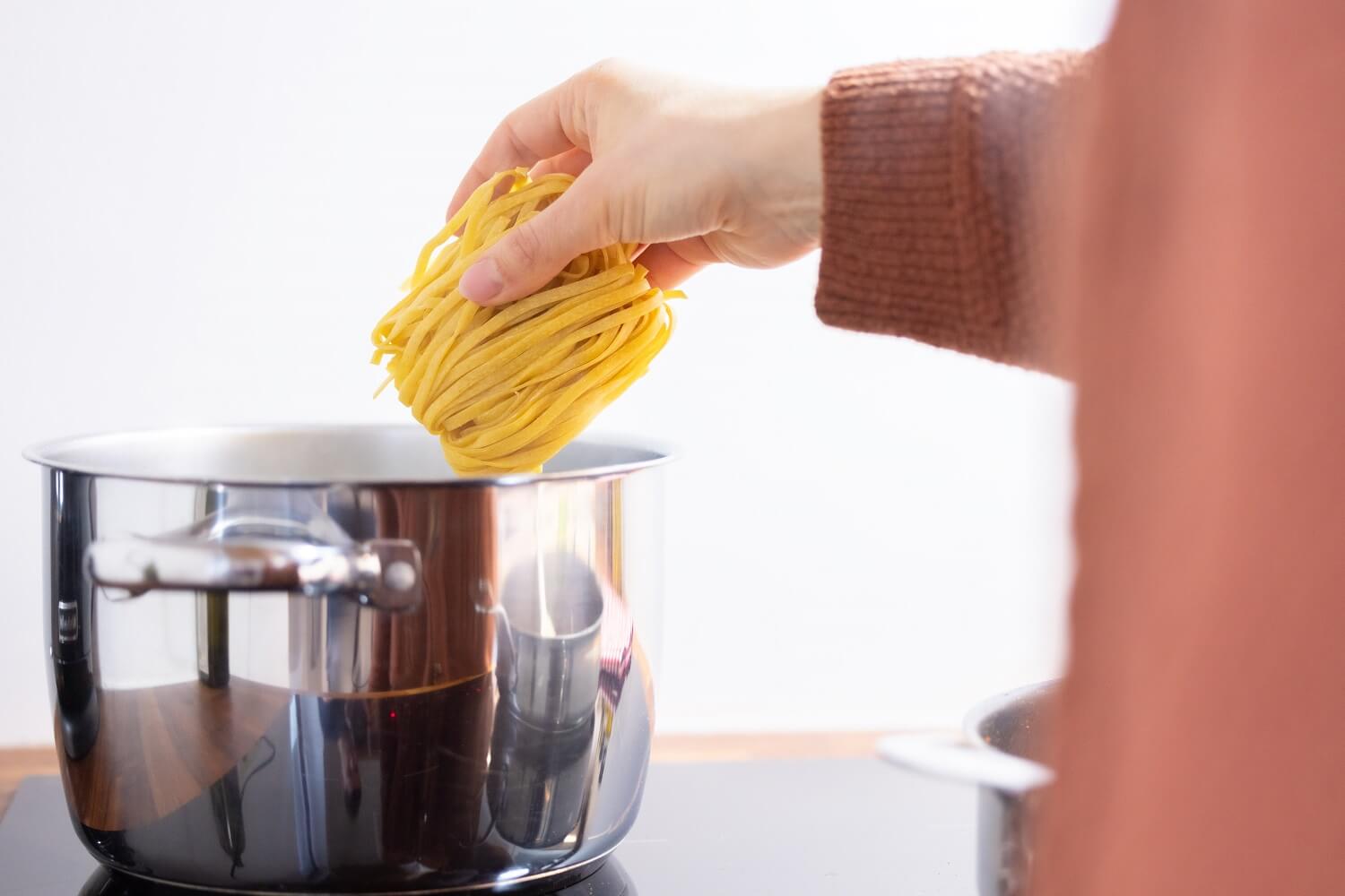 Frische Pasta ins kochende Wasser geben