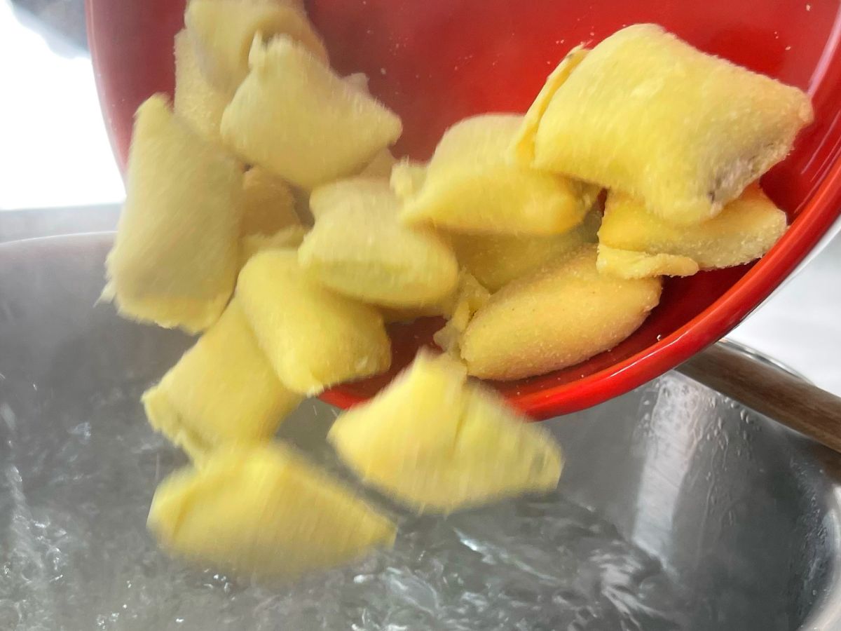 Gnocchi kochen in heißem Wasser