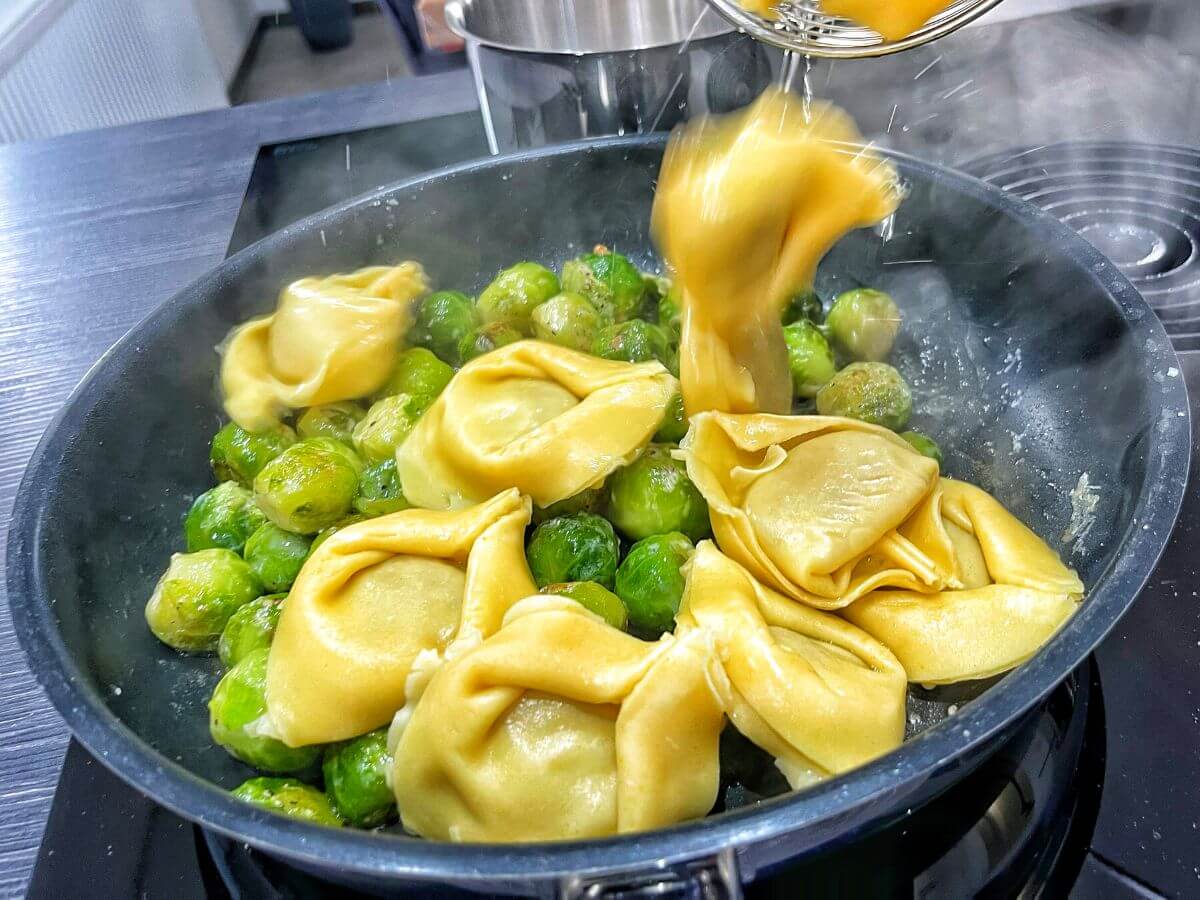 Tortellacci Spanferkel mit Rosenkohl verschwenken