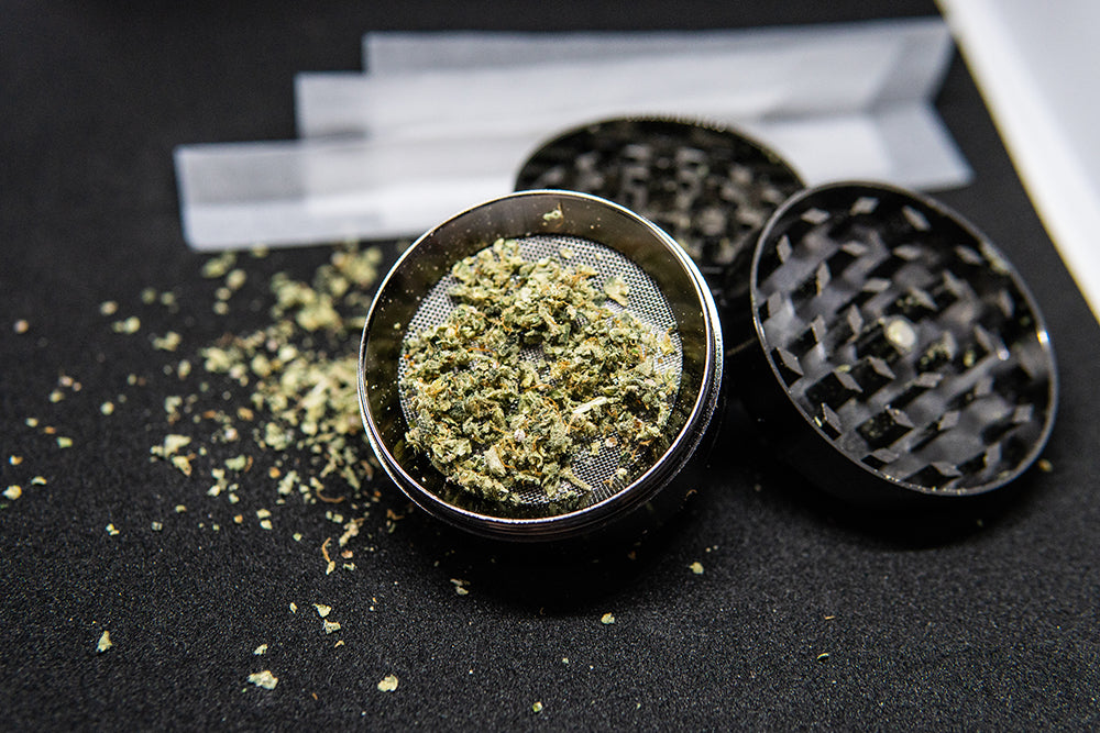 How to use a weed grinder?