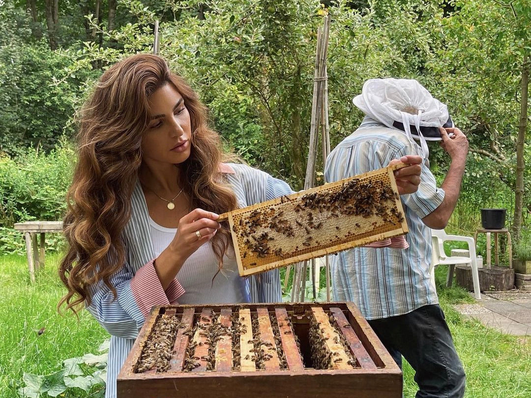 Negin Mirsalehi dans le jardin des abeilles