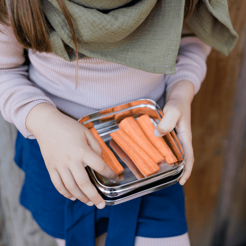 Welche Brotbox ist am besten für mein Kind? Mädchen mit Brotbox Classic von ECO Brotbox