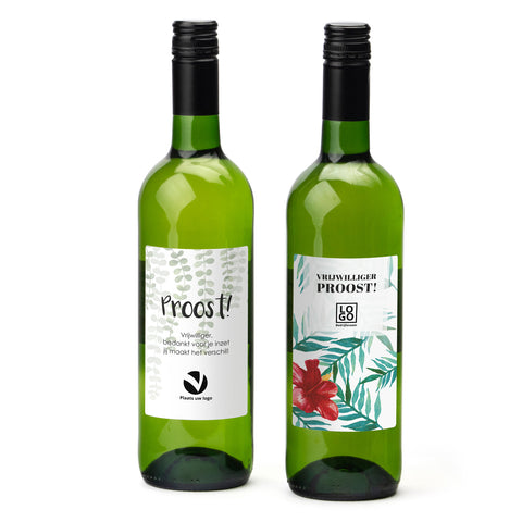Fles witte wijn met logo