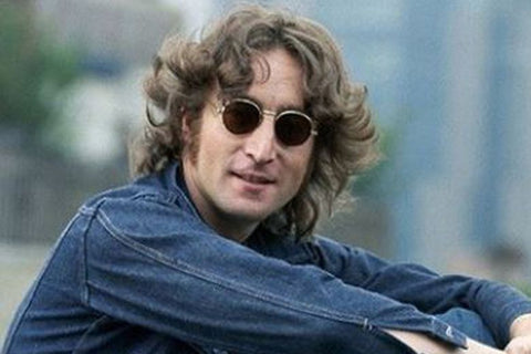 John Lennon con gafas de sol redondas