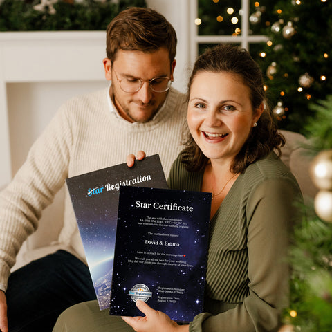 Pareja mostrando su set de regalo de registro de estrella