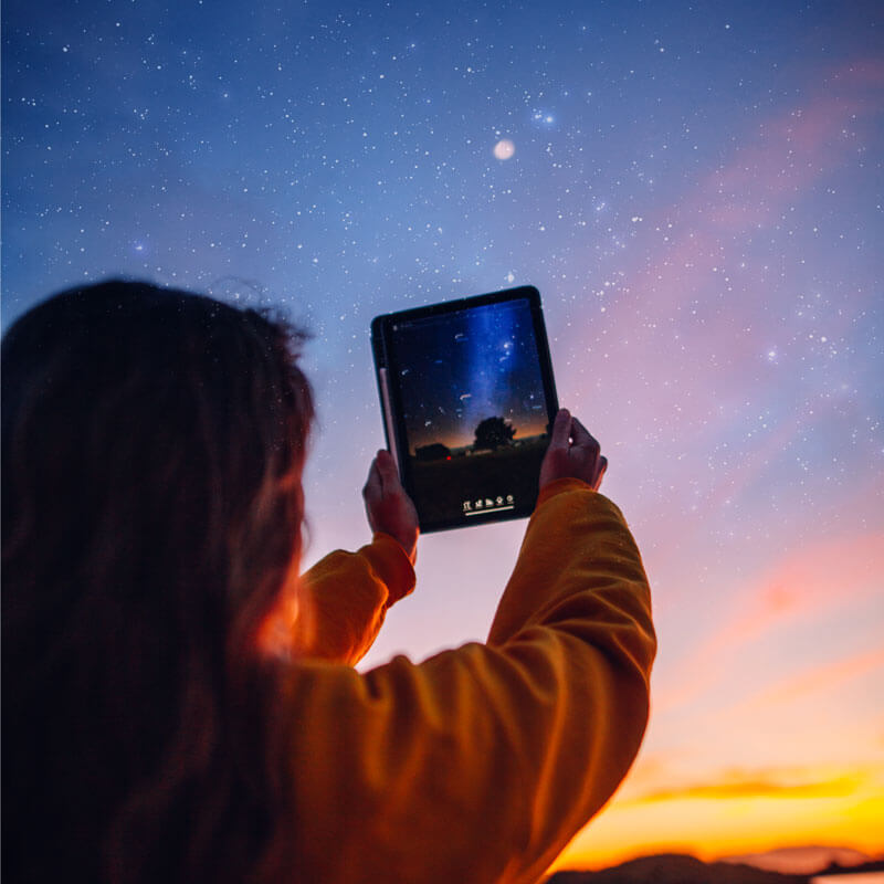 Menina procurando sua Estrela usando um iPad