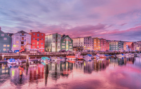 Port de la ville de Trondheim illuminé